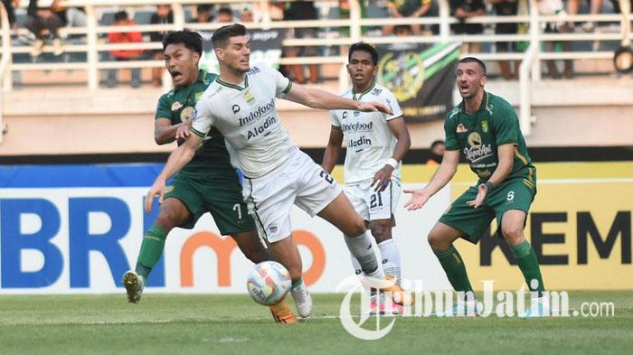 Aksi-pemain-Persebaya-Surabaya-pada-laga-Persebaya-vs-Persib-Bandung.jpg