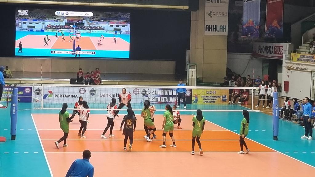 Aksi-tim-voli-putri-Jawa-Timur-melawan-Kepulauan-Riau-di-GOR-Tri-Dharma-Petrokimia-Gresik.jpg