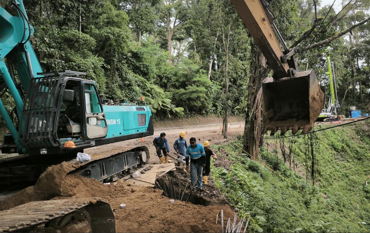 Aktivitas-Alat-berat-di-Jalur-Gumitir-Jember-Jawa-Timur-Senin-2872025.jpg