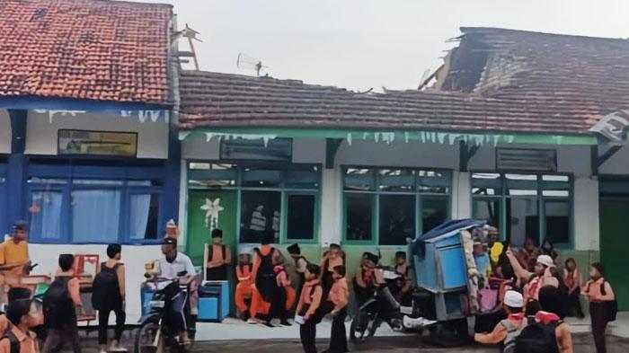 Kelas SDN Pangelen 1 Sampang Ambruk Diterjang Hujan, Siswa Terpaksa Belajar Bergantian