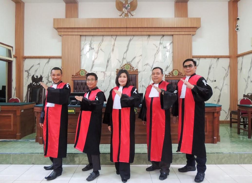 Tak Ada Aksi Mogok Tuntut Kenaikan Gaji, Para Hakim di PN Lumajang Kenakan Pita Putih Saat Sidang