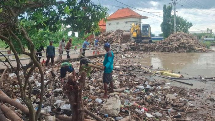 Alat-berat-mengeruk-sampah-di-aliran-Kali-Marmoyo-di-bawah-jembatan-Desa-Gedongombo-jombang.jpg