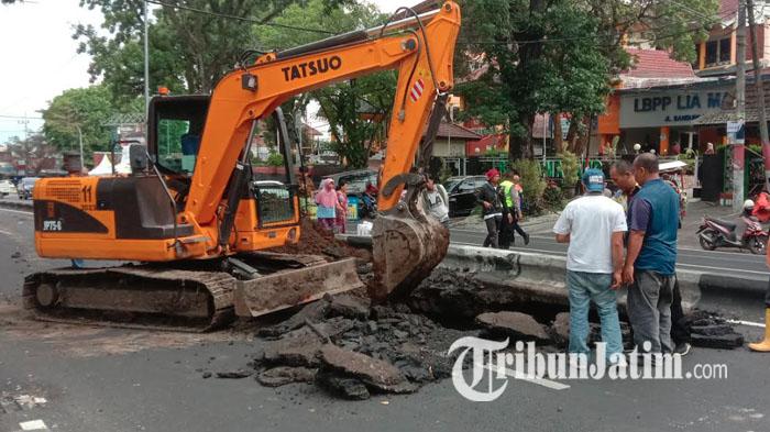 Jalan Ambrol Bahayakan Warga, Lalu Lintas di Jalan Bandung Kota Malang Ditutup Total