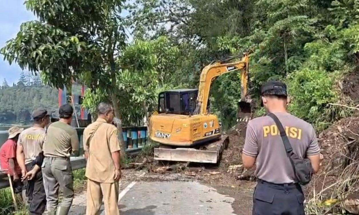 Jalur Lingkar Telaga Ngebel Lumpuh Total Akibat Longsor, Alat Berat Dikerahkan Bersihkan Material