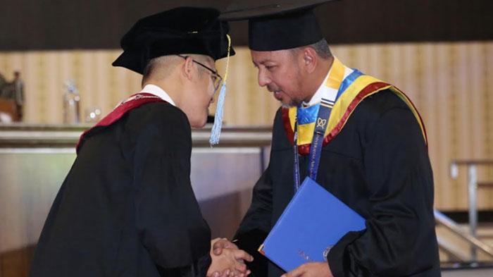 Almarhum-Renville-Antonio-menjadi-wisudawan-doktoral.jpg