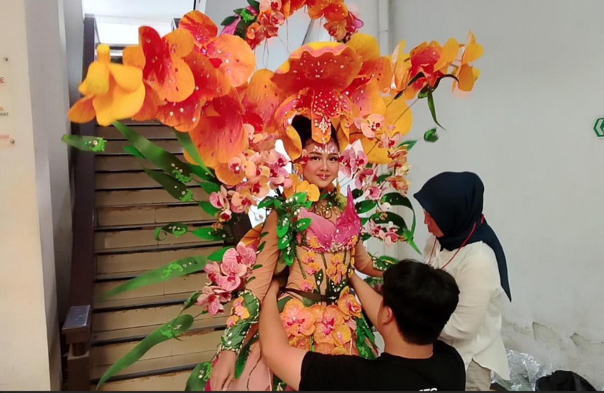 Alya-Qonita-Talent-JFC-saat-berdandan-di-belakang-Kantor-Pemkab-Jember.jpg