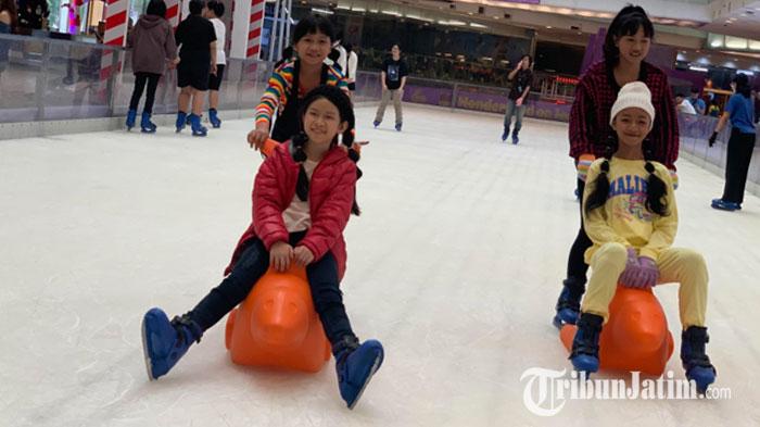 Anak-anak-bermain-ice-skating-di-Grand-City-Mall-Surabaya.jpg