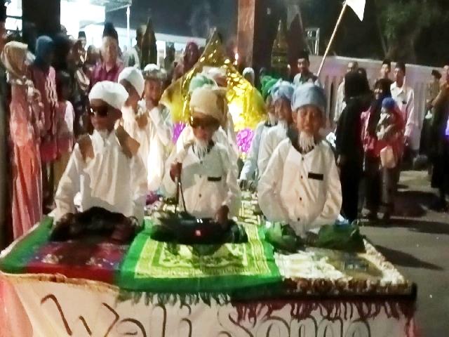 Anak-anak-berusia-SD-dan-madrasah-larut-dalam-kegembiraan.jpg