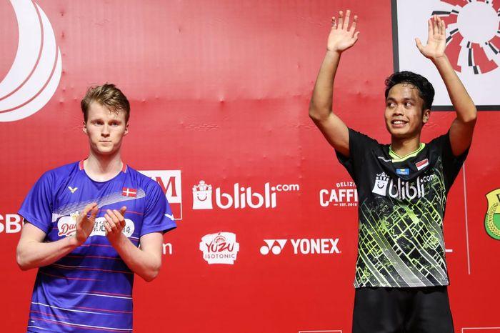 Anders-Antonsen-kiri-di-podium-setelah-dikalahkan-Anthony-Sinisuka-Ginting.jpg