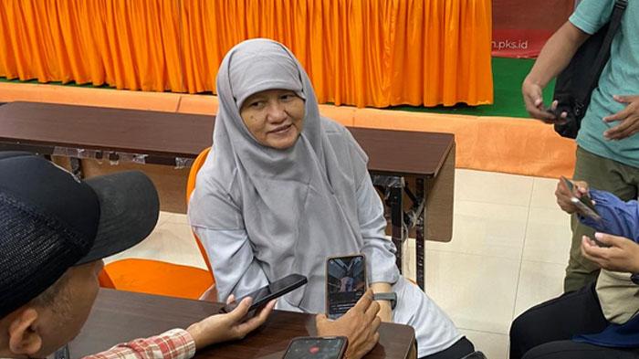 Anggota-DPR-RI-Reni-Astuti-mengaku-akan-mencari-solusi-masalah-banjir-di-Gresik.jpg