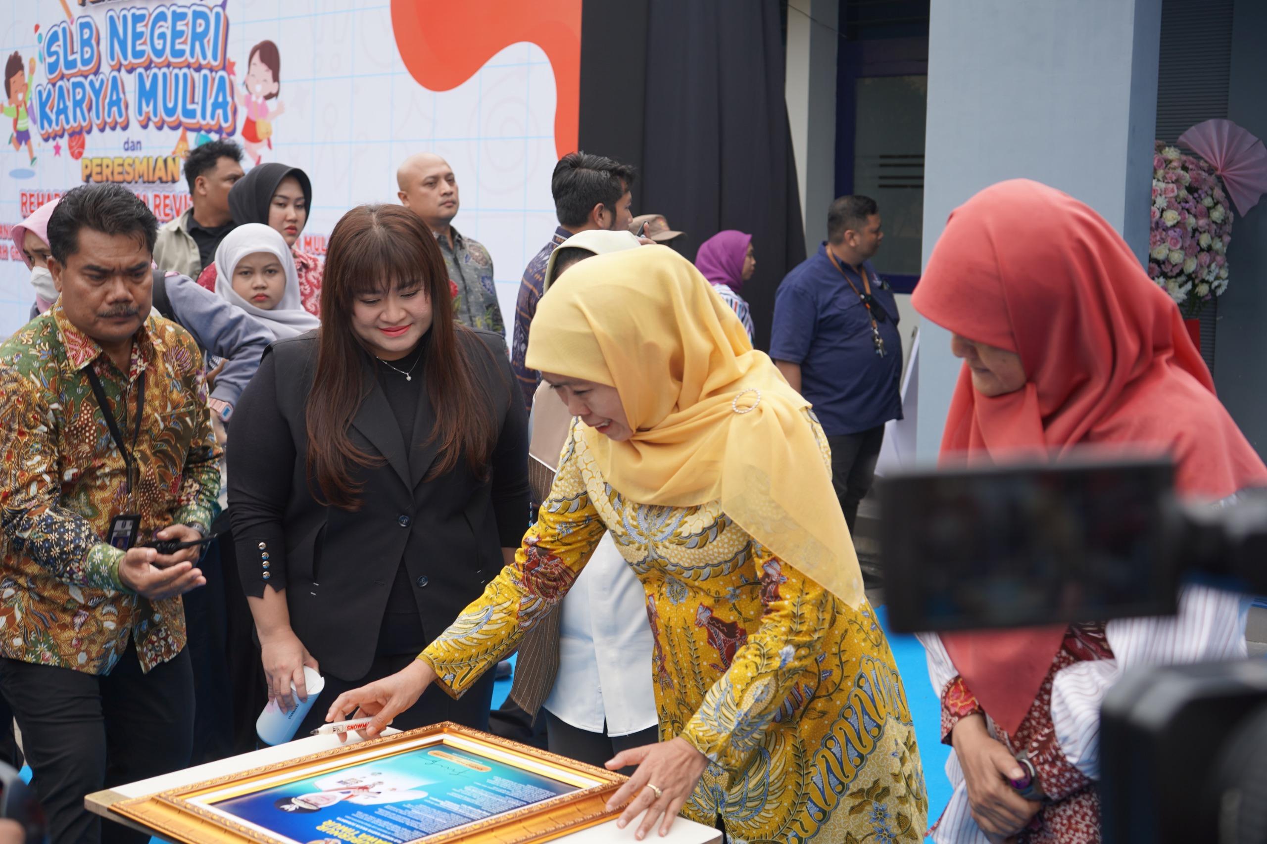 Anggota-DPRD-Surabaya-Herlina-Harsono-Njoto-saat-peresmian-SLB-karya-mulia.jpg