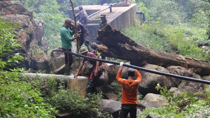 Anggota-Kodim-0820-Probolinggo-saat-melakukan-proses-pengerjaan-Perisai-Sumber-Air-Bersih.jpg