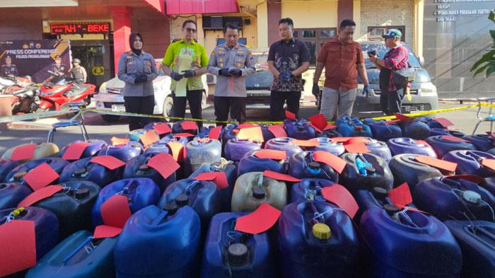 Anggota-Polres-Probolinggo-saat-mengangkut-BBM-yang-berhasil-diamankan.jpg