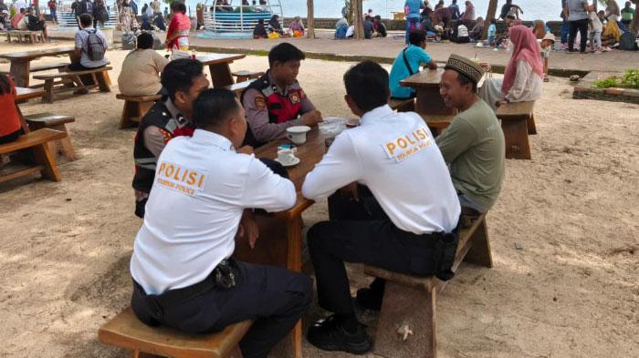 Anggota-Polres-Probolinggo-saat-patroli-keamanan-di-Pantai-Bentar.jpg