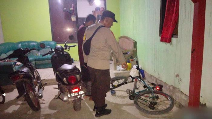 Anggota-Polsek-Kalitidu-saat-mendatangi-TKP-pembacokan-di-Bojonegoro.jpg
