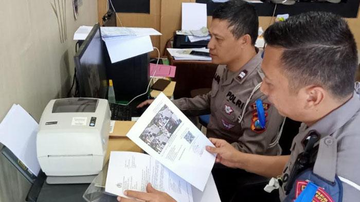 Anggota-Satlantas-Polres-Blitar-Kota-melakukan-verifikasi-pelanggaran.jpg