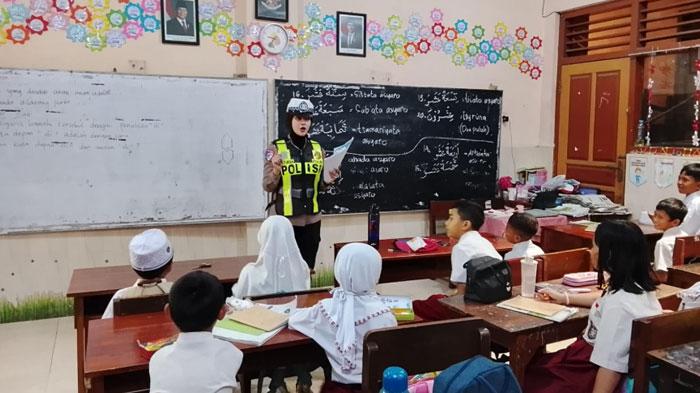 Anggota-Satlantas-Polres-Malang-gelar-edukasi-keselamatan-lalu-lintas-di-sekolah.jpg