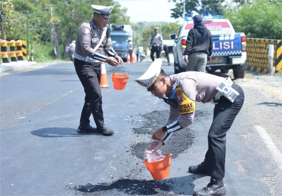 Polisi Situbondo Gercep Tambal Jalan Rusak, Antisipasi Kepadatan Akibat Penutupan Jalur Gumitir
