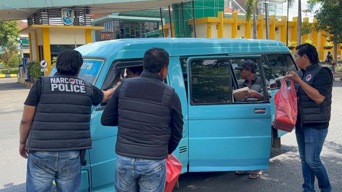 Anggota-Satresnarkoba-Polres-Tuban-membagikan-nasi-kotak-kepada-sopir-angkutan-kota.jpg