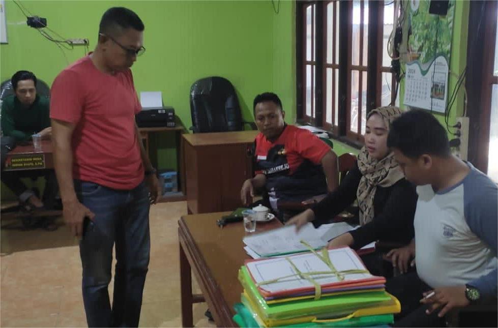 Anggota-Seksi-Intelijen-Kejari-Bojonegoro-saat-menyita-sejumlah-dokumen-Pengadaan-Mobil-Siaga.jpg
