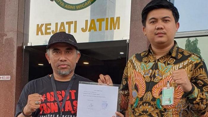 Anggota-Tim-Hukum-Gabungan-Aremania-Ahmad-Agus-Muin-mendatangi-Kejati-Jatim.jpg