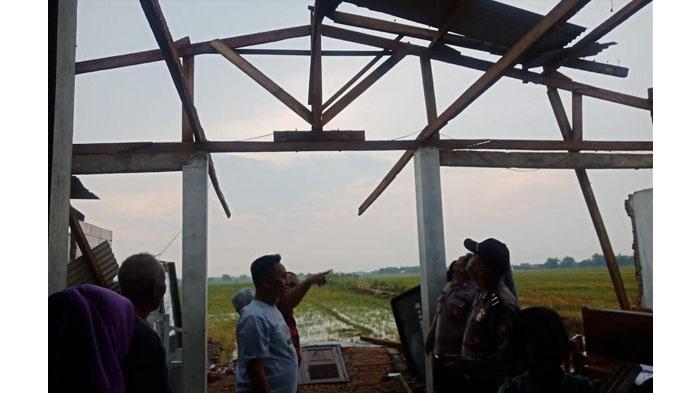 Angin-kencang-mengakibatkan-sejumlah-rumah-warga-di-Sidoarjo-rusak.jpg