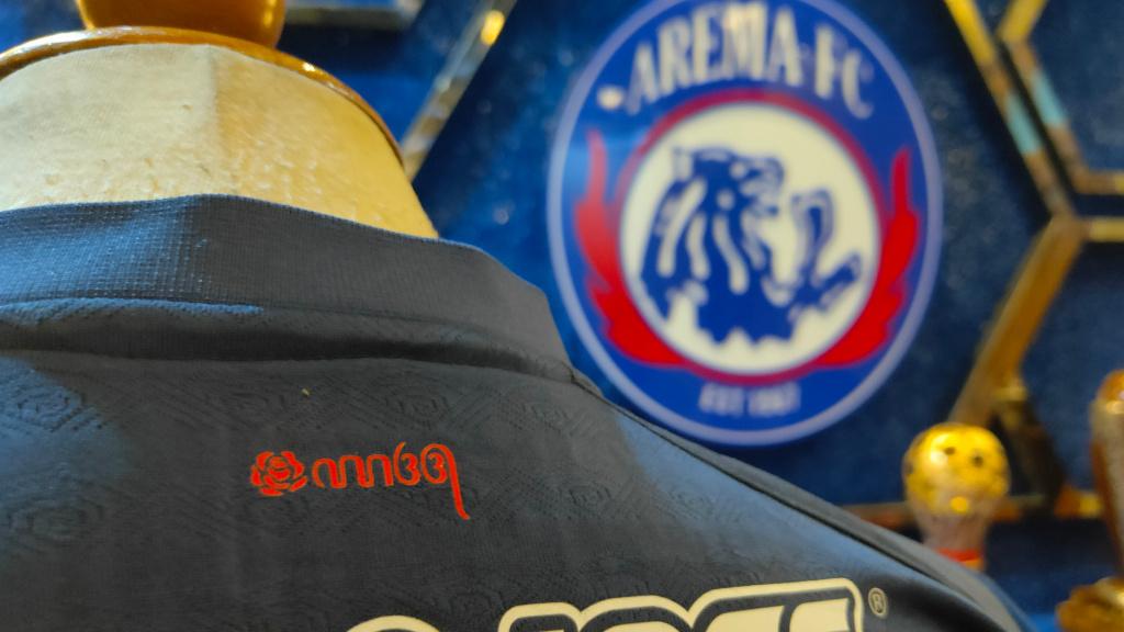 Angka-135-dalam-tulisan-Aksara-Jawa-terdapat-dalam-Jersey-home-Arema-FC-musim-2023-2024.jpg