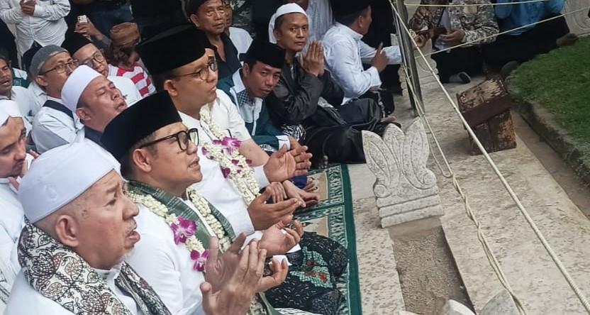 Anies-dan-Cak-Imin-saat-berziarah-ke-makam-Sunan-Ampel.jpg