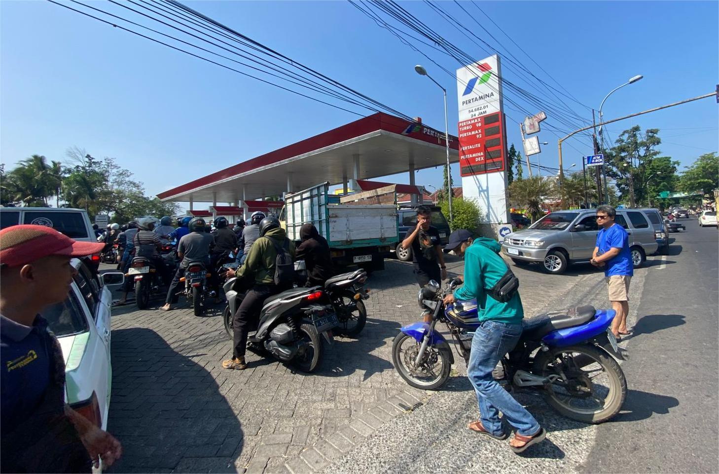 Antrean-BBM-terjadi-di-SPBU-Desa-Kembang-Kecamatan-Bondowoso.jpg