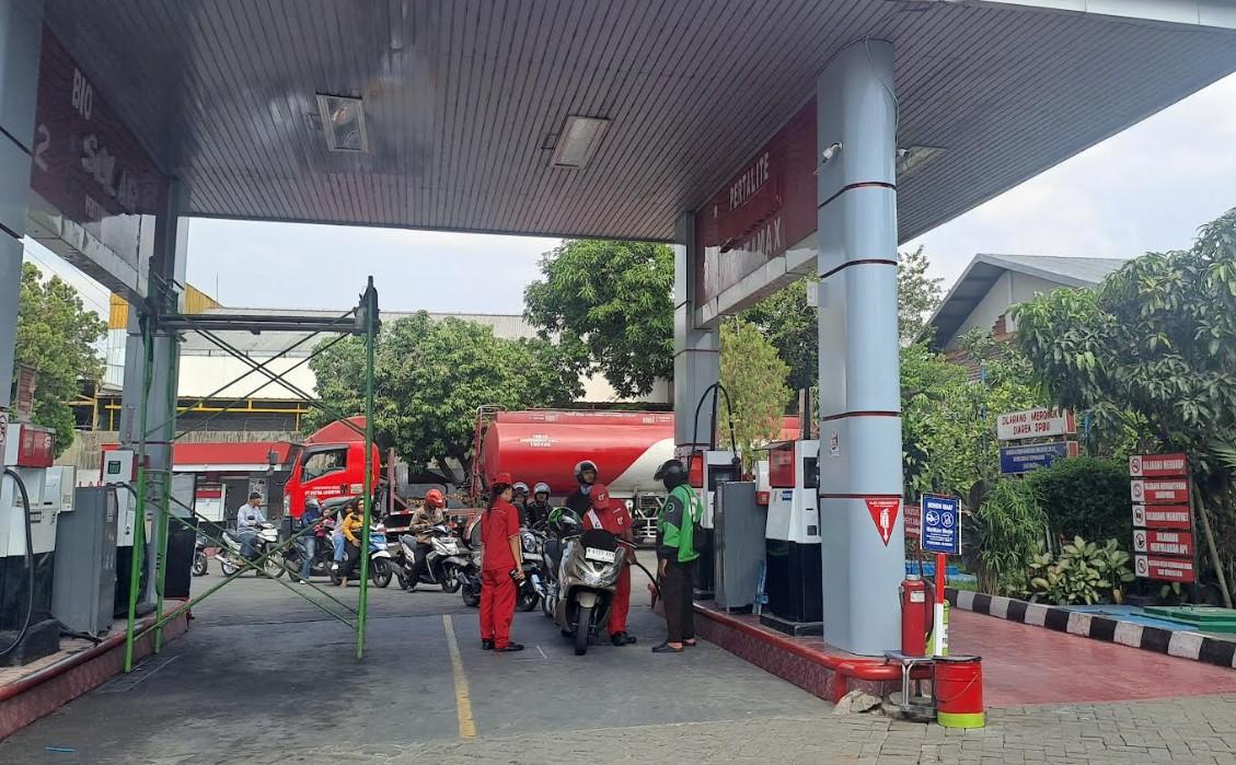 Antrean-Pertalite-di-SPBU-Jalan-Jenderal-Sudirman.jpg
