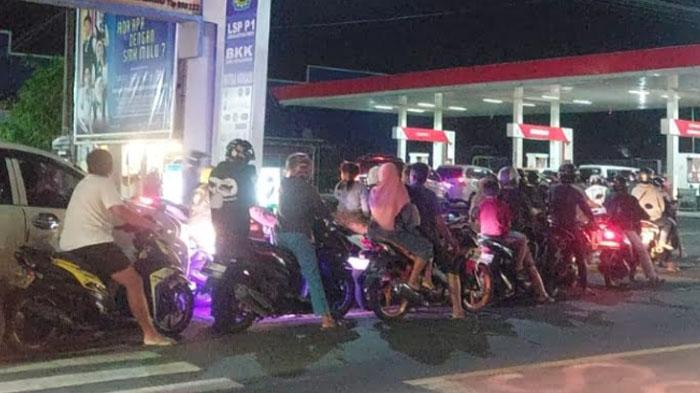 Antrean-kendaraan-di-SPBU-Labruk-Lor-Lumajang-ilustrasi-spbu-ilustrasi-bbm-langka.jpg