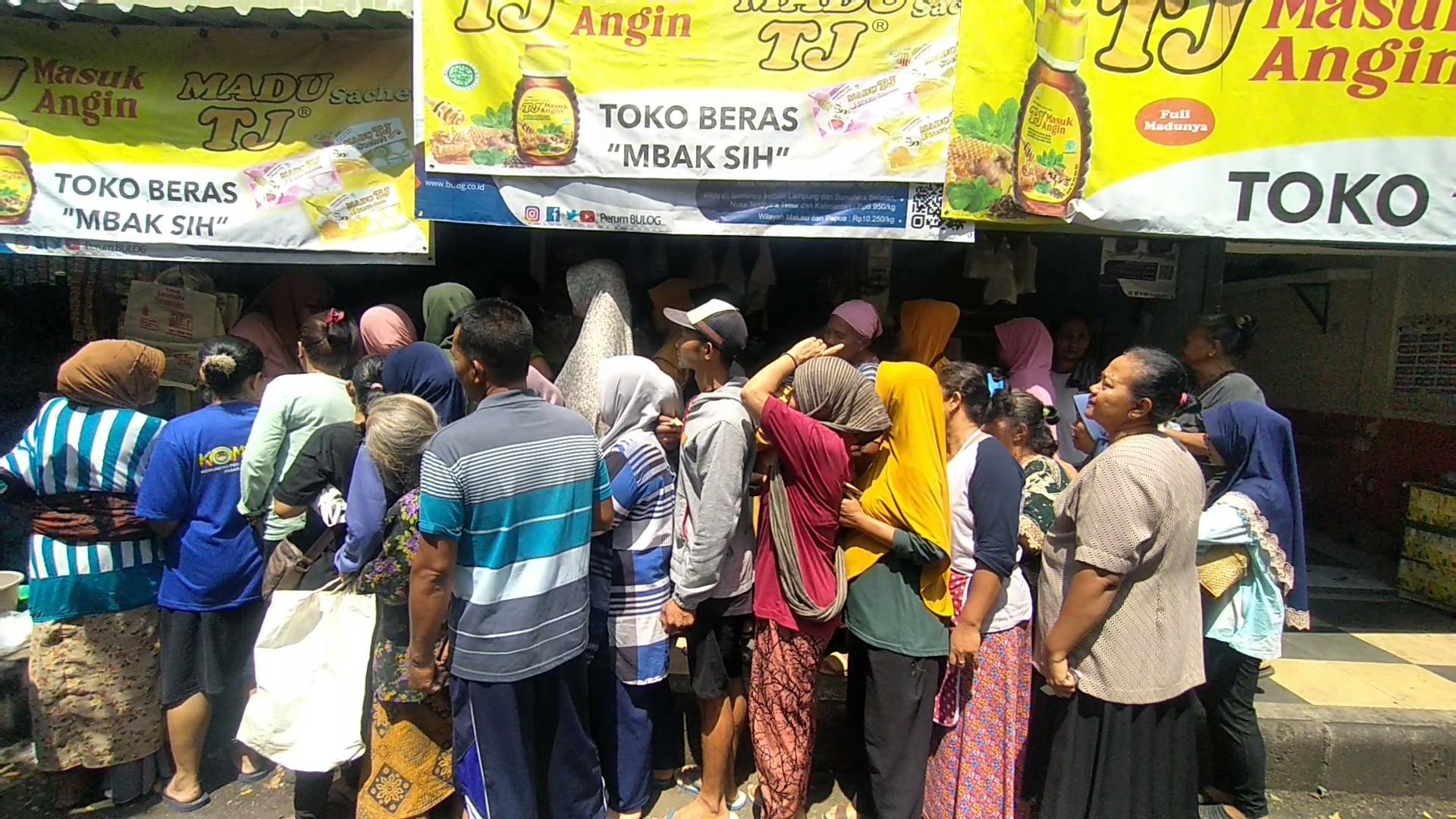Antrian-pembeli-beras-SPHP-di-Pasar-Sayur-Magetan.jpg