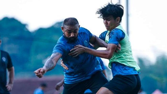 Sosok Bek Tangguh Arema FC, Banjir Pujian usai Jalani Laga Debut Hadapi Persib Bandung, Masih Muda