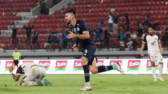 Hasil Arema FC vs PSM Makassar, Brace Penalti Charles Lokolingoy Bawa Singo Edan Menang 3-2