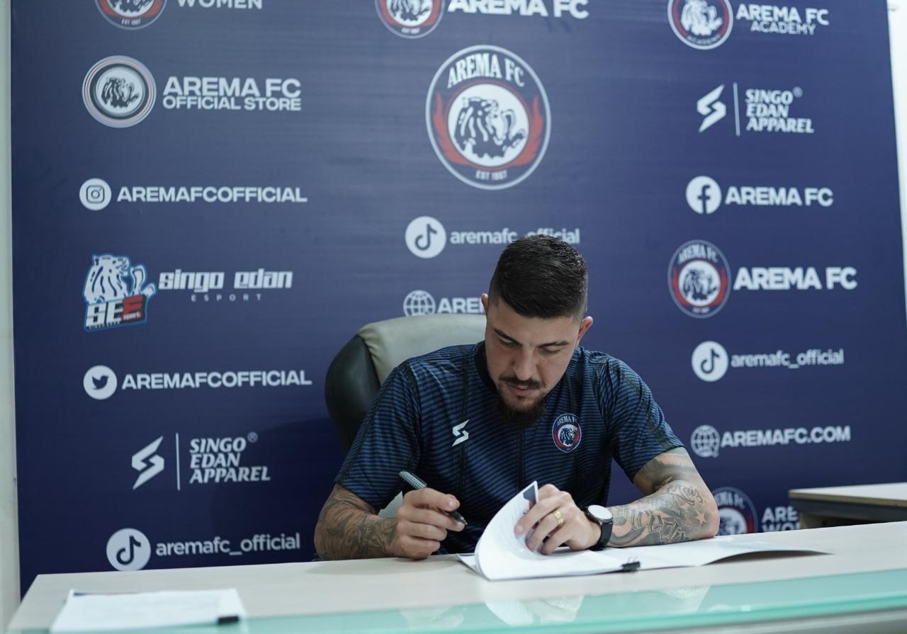 Arema-FC-secara-resmi-telah-memperkenalkan-Charles-Raphael-pemain-asing-asal-Brasil.jpg