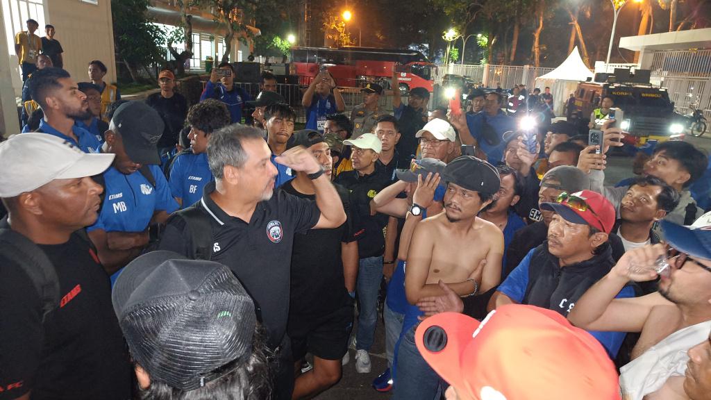 Kecewa Arema FC Kalah 3 Kali di Kandang, Aremania Hadang Pelatih dan Pemain: Bermainlah Dengan Jiwa!