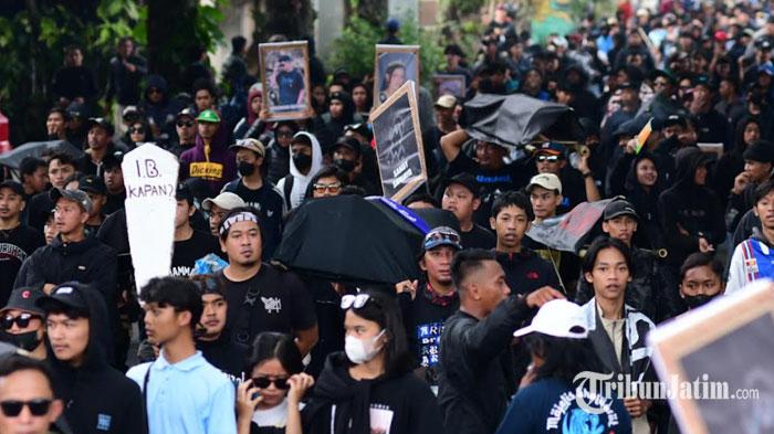 Aremania-melakukan-aksi-long-march-dengan-membawa-foto-para-korban-Tragedi-Kanjuruhan.jpg
