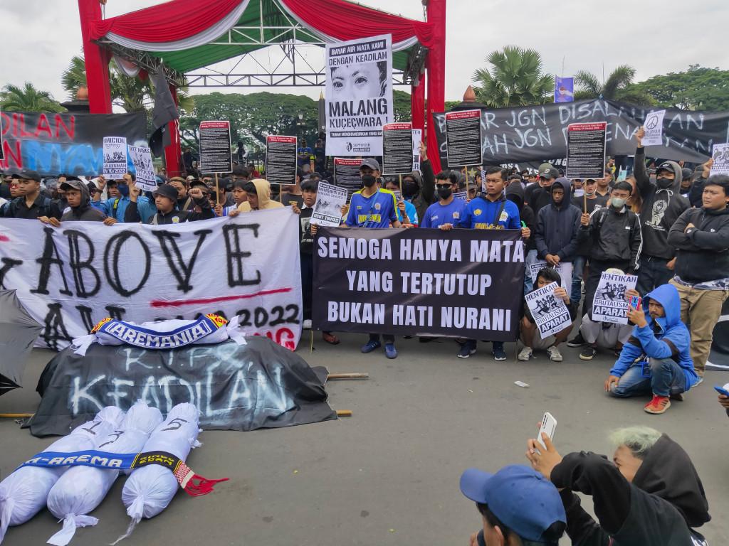 Aremania-saat-melakukan-aksi-damai-di-depan-Balaikota.jpg