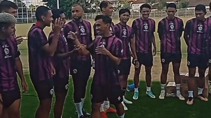 Arkhan-Fikri-saat-disambut-oleh-pemain-Arema-FC-setelah-mengantarkan-Timnas-Indonesia-U-23-lolos.jpg