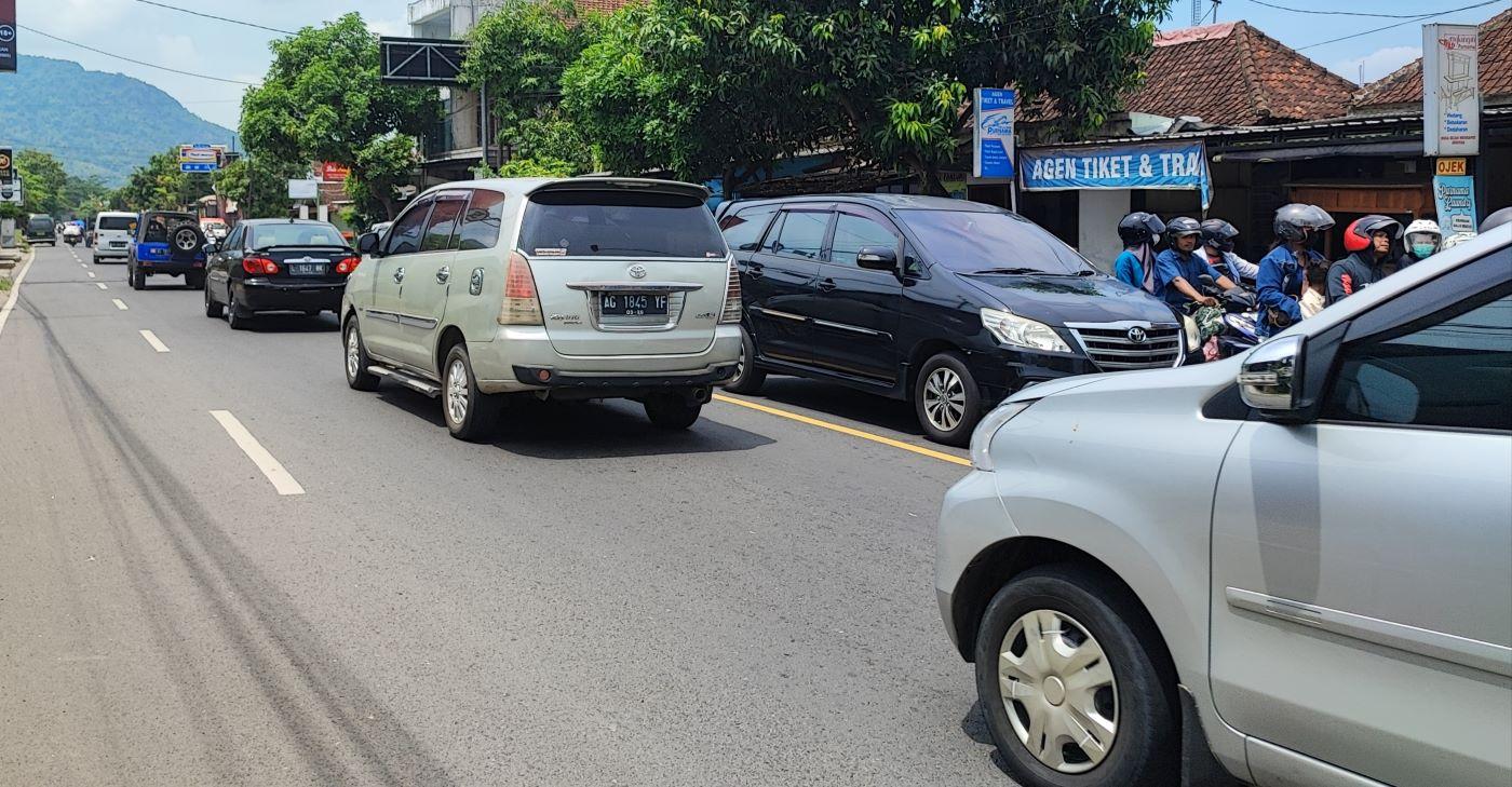 Volume Kendaraan Mulai Meningkat, Arus Lalin Jalan Nasional di Trenggalek Ramai Lancar