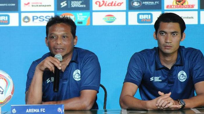 Asisten-Pelatih-Arema-FC-Kuncoro-bersama-Syaeful-Anwar-jelang-laga-Arema-FC-vs-Persikabo.jpg
