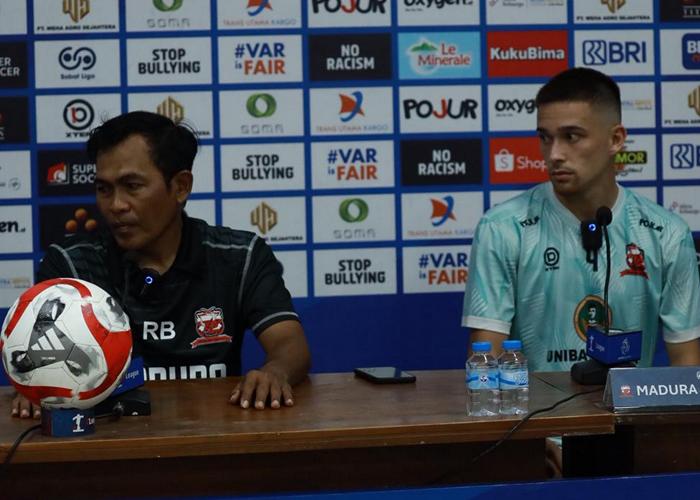 Asisten-Pelatih-Madura-United-Rakhmat-Basuki-dan-pemain-Madura-United-Jordy-Wehrmann-2025.jpg