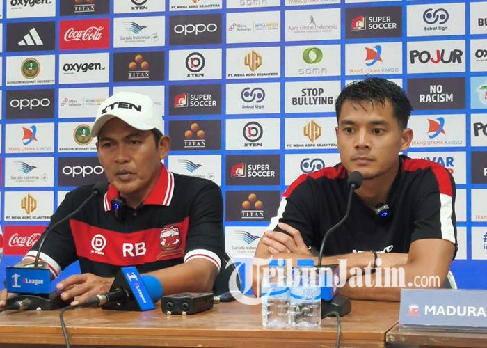 Asisten-Pelatih-Madura-United-Rakhmat-Basuki-dan-perwakilan-Pemain-Madura-United-Aji-Kusuma.jpg