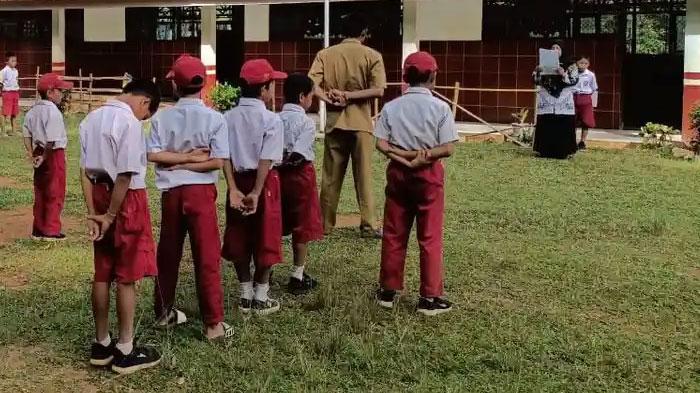 Asmiati-Abdullah-seorang-guru-di-sekolah-terpencil-di-pegunungan.jpg
