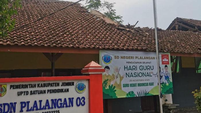 Atap-gedung-SDN-Plalangan-03-Kecamatan-Kalisat-Jember-ambrol.jpg