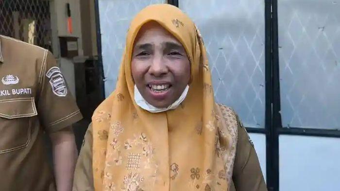 Atun-guru-yang-diolok-siswa-donasikan-Rp25-juta-pemberian-gubernur.jpg