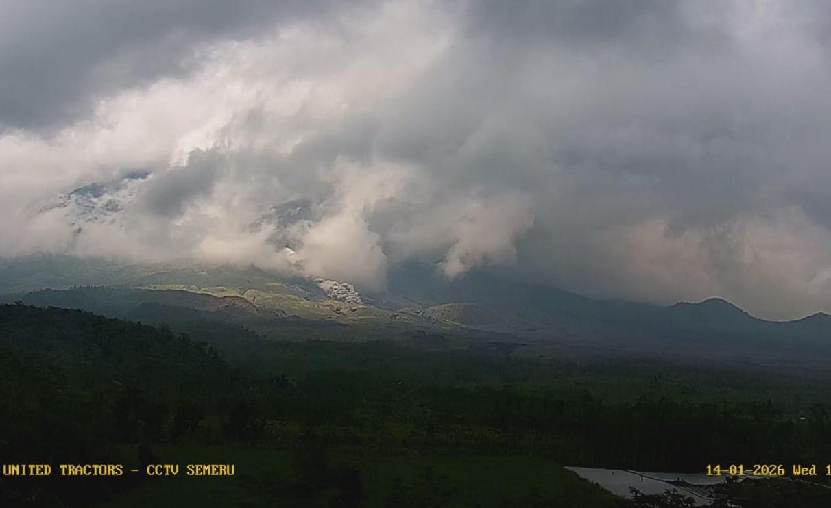 Awan-panas-terpantau-kamera-CCTV-Pos-Pantau-Gunungapi-Semeru.jpg
