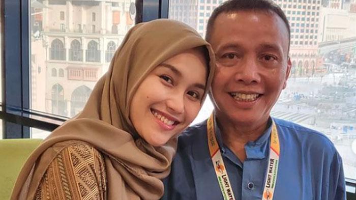 Penyebab Ayah Rozak Idap Hernia Terkuak, Ayu Ting Ting Beberkan Kondisi Pasca Operasi: Bisa Nyanyi