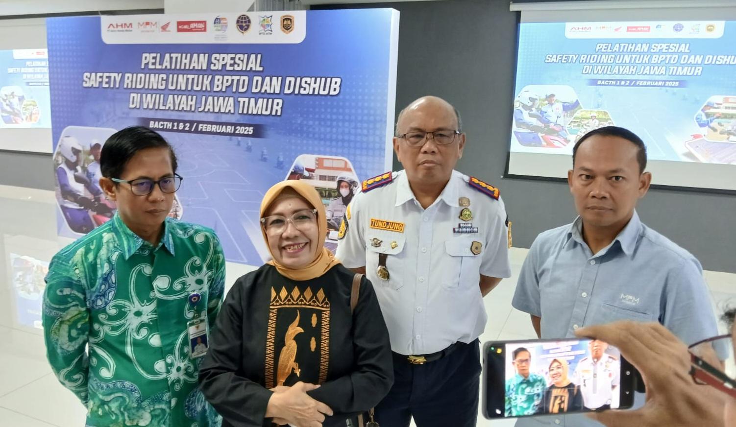 BAHAYA-MOGE-di-TOL-dua-dari-kiri-Presiden-Indonesia-Road-Safety-Partnership-IRSP.jpg