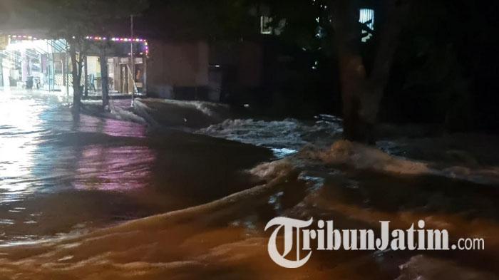 Kali Lamong Meluap Lagi, Dua Motor Dilaporkan Hanyut Saat Nekat Menerjang Banjir di Gresik